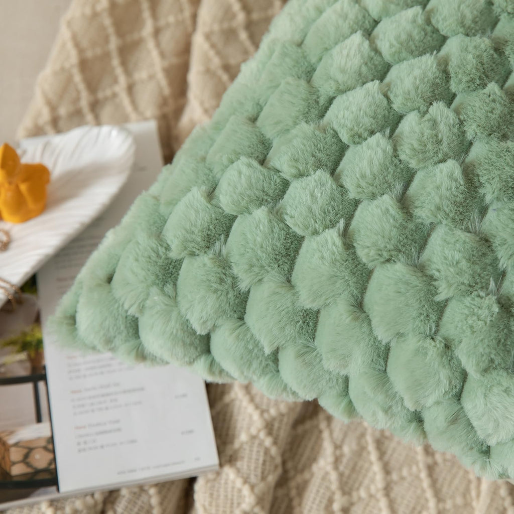 Lot de 2 housses de coussin en fausse fourrure vert sauge 40 x 40 cm