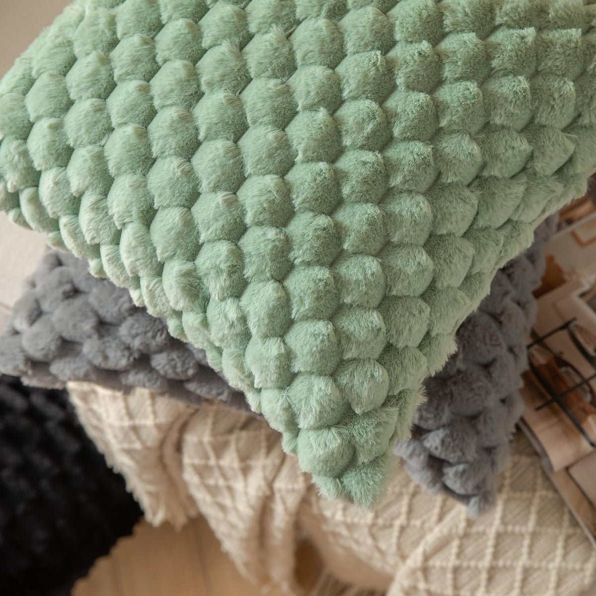 Lot de 2 housses de coussin en fausse fourrure vert sauge 40 x 40 cm